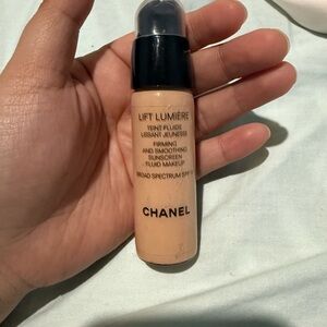 CHANEL Lift Lumière Liquid Foundation - Light Beige